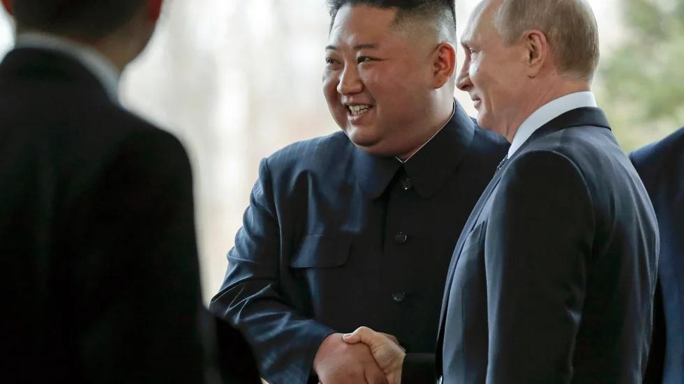 Nordkoreas ledare Kim Jong-Un och Rysslands president Vladimir Putin planerar ett möte för att diskutera en vapenaffär mellan länderna. Bild från deras möte 2019 i Vladivostok.