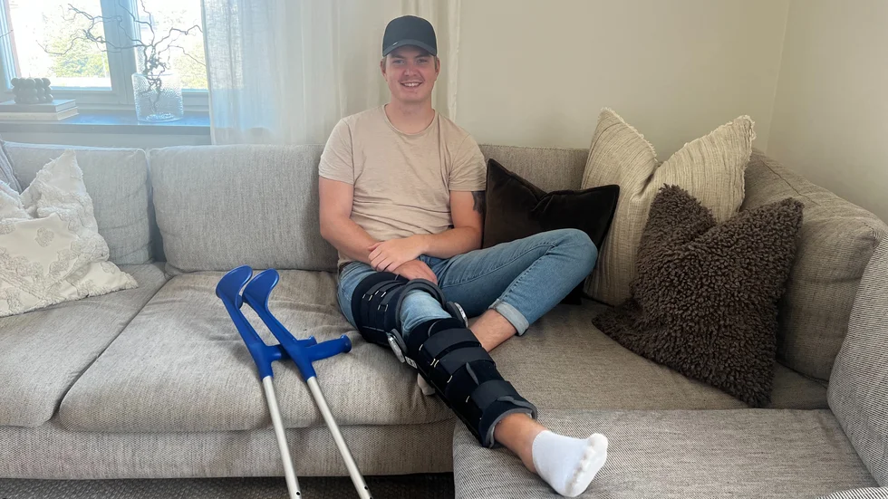 Egentligen skulle Jakob Bogne vara i USA just nu för uppladdning och träning inför VM. Men en krasch precis när han kommit på plats i Nordamerika har gjort att han istället får tillbringa närmsta månaden hemma i TV-soffan.