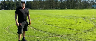 Fotbollsplan i Västervik skadad efter buskörning