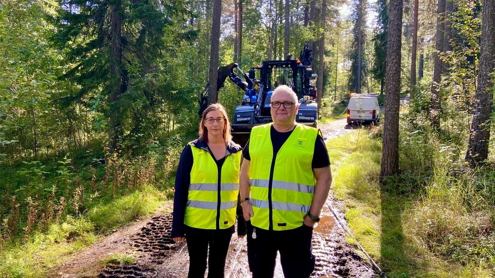 Anna-Marita Johansson, sektionschef för parkdriften, och Sven-Anders Forshäger, belysningsingenjör, ser fram emot ny belysning på Mjölkuddsberget. Det gör många andra också, kommunen har fått en del påstötningar genom åren från medborgare som ansett att belysningen varit för dålig.