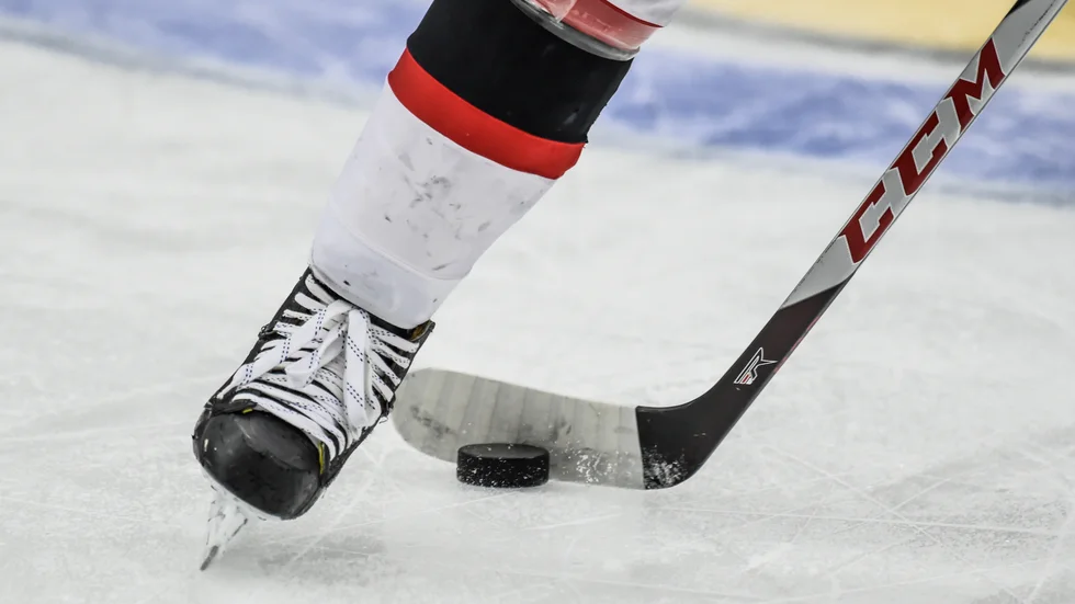 Är det verkligen gratis hockey som är lösningen för ungdomar som riskerar att hamna fel? frågar sig skribenten.
