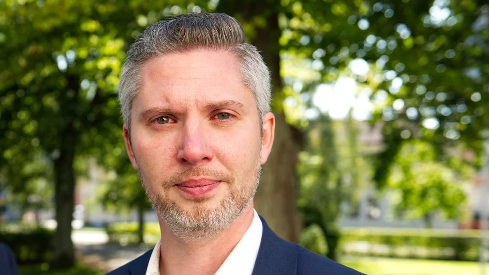 Christoffer Öqvist (M) vill inte föregå de pågående utredningarna i regionens verksamhet, men kan tänka sig att Sörmland prövar möjligheten att åberopa "synnerliga skäl". Det skulle kunna innebära att regionen slapp göra lika stora nedskärningar som just nu ligger på bordet. 