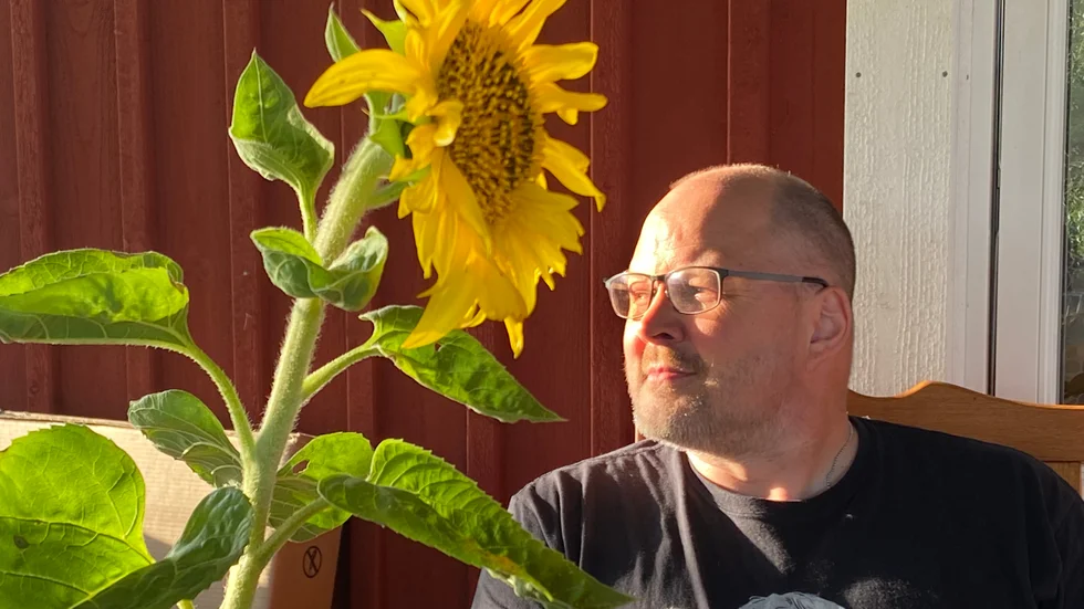 Kort efter att Magnus startat sin solrosodling till förmån för Barncancerfonden drabbades han själv av lymfcancer.