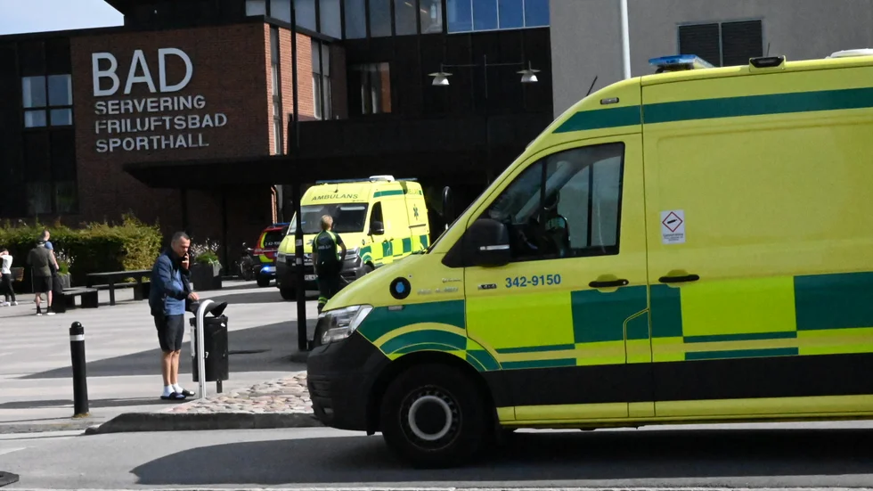 27-åringen skadade sig i samband med ett hopp ner i en av bassängerna vid Centralbadet.