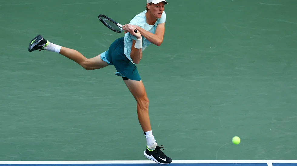 Jannik Sinner från Italien är klar för den fjärde rundan i US Open efter vinsten mot Stan Wawrinka.