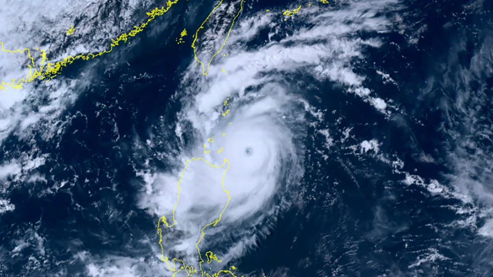 Satellitbild som visar tyfonen Saolas öga öster om Luzonsundet, mellan Taiwan i norr och Filippinerna i söder, och Kinas kust uppe i väster.
