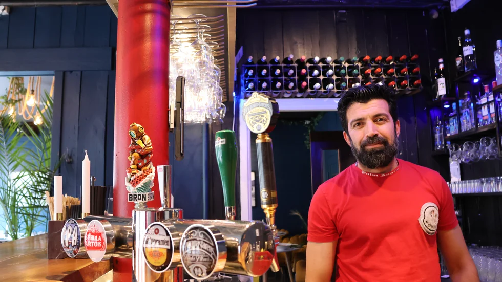 Ramon Tekbas som driver Ramon Tapas i Vimmerby är nöjd över att serveringstillständet är i hamn. "Öl och vin hör till tapas och vi kommer att ha spanska cocktails också" säger han.