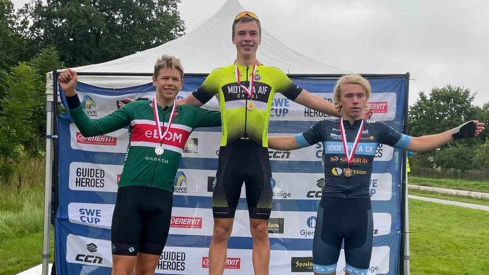 Alfred Larsson från Motala AIF tog en etappseger i Svanesunds tredagars och blev tvåa i totalen i tävlingen i klassen P15-16.