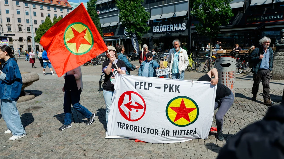 Det finns anledningar till att det kan dröja innan Sverige är fullvärdiga medlemmar i Nato, menar debattören. På bilden nätverket Allians mot Nato under en manifestation i Göteborg till stöd för demokratiska krafter i Turkiet och mot ett svenskt Natomedlemskap.