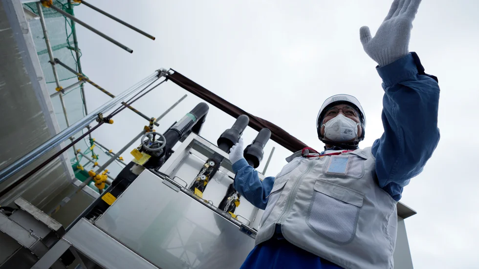 En anställd visar runt på utsläppsanläggningen vid atomkraftverket Fukushima dai-ichi.