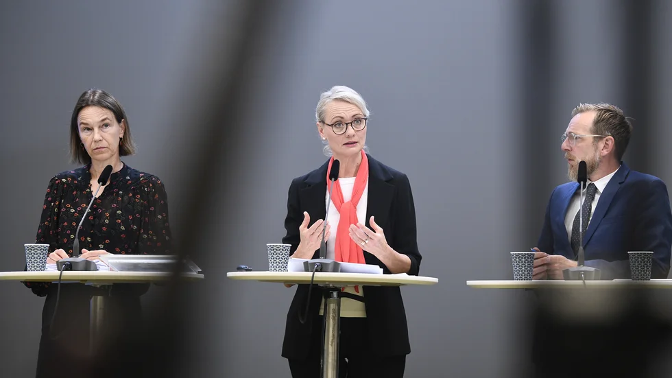 Socialstyrelsens generaldirektör Olivia Wigzell, Folkhälsomyndighetens generaldirektör Karin Tegmark Wisell och socialminister Jakob Forssmed (KD) vid fredagens pressträff.