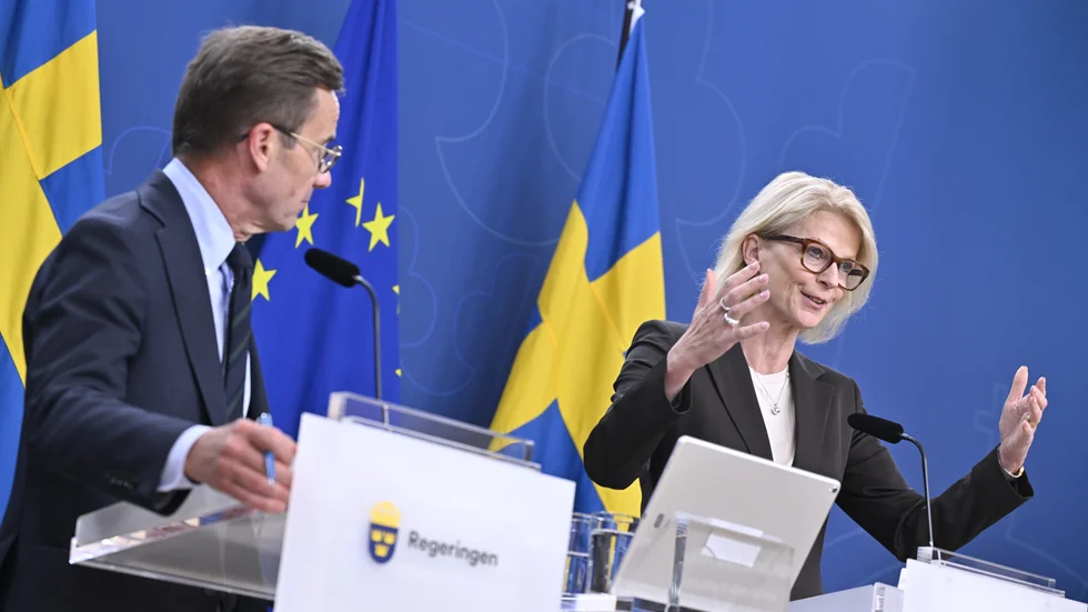 Finansminister Elisabeth Svantesson (M) både tar och ger.  