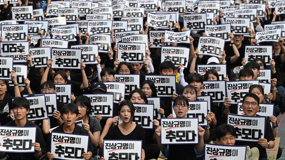 Demonstranter i Seoul. På plakaten står det "Att avslöja sanningen är ett sätt att visa respekt".