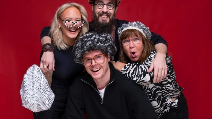 Izabella Swartz, Olle Pettersson, Jonas Johansson och Carina Perenkranz i nyårsrevyn ”Alla har ADHD”. Premiär på Harrys i Norrköping den 5 januari.