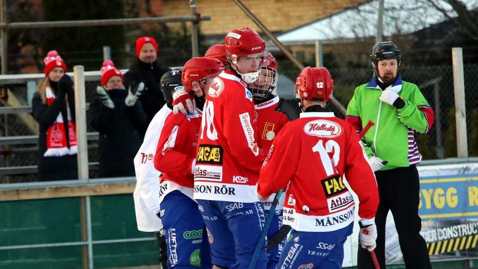 Jonas Ekstrand firar ett av Faik-målen.