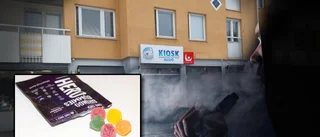 Här säljer kiosken lagliga droger – ett stenkast från högstadiet