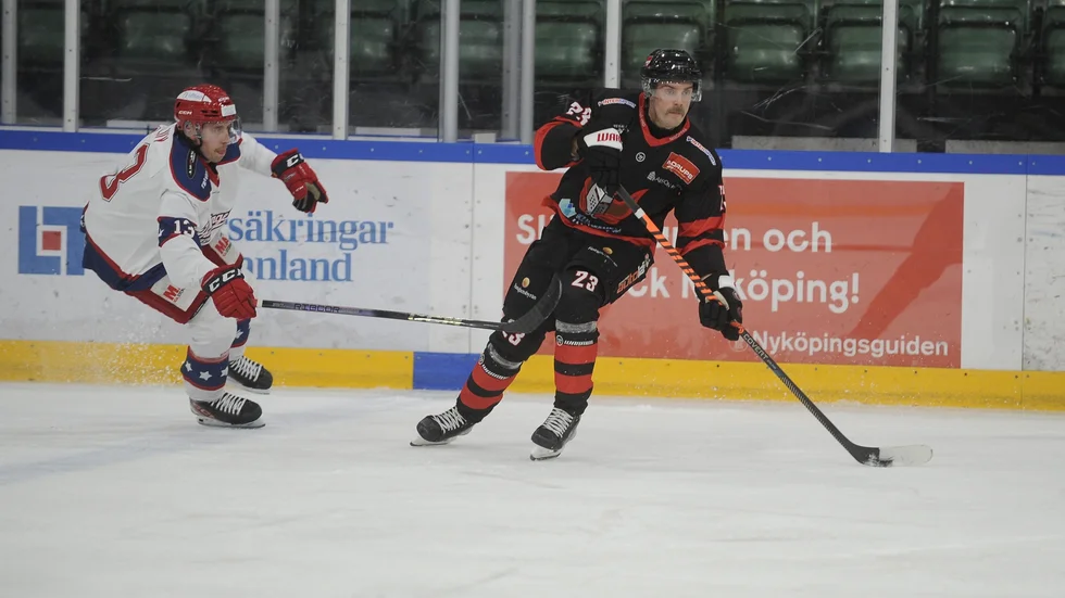 Albin Ivarsson Hamberg var ytterst nära att tillsammans med John Moberg sätta den avgörande pucken i mål i förlängningen. Men han fick nöja sig med ett mål och en assist i Enköpingsmötet.