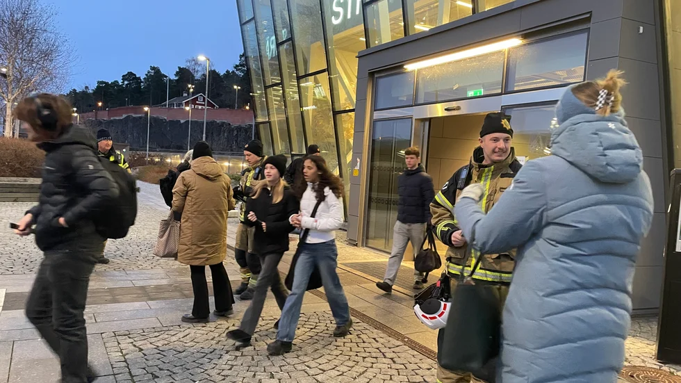 Under tisdagsmorgonen delade räddningstjänsten i Strängnäs ut reflexer vid Resecentrum.