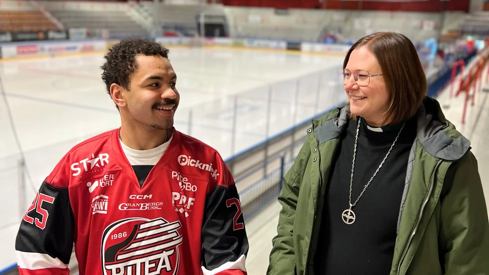 Piteå Hockeys Gustav Marnetoft och diakonen och verksamhetschefen i Piteå församling, Emma Nilsson.