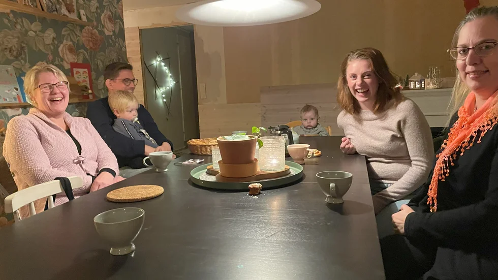 Ett glatt gäng. Till vänster: Sunna Johansson och Mattias Gustafsson med sonen Hilmer i knät. I mitten Valter, 6 månader och till höger mamma Emelie Engberg och Titti Lönnerkvist.