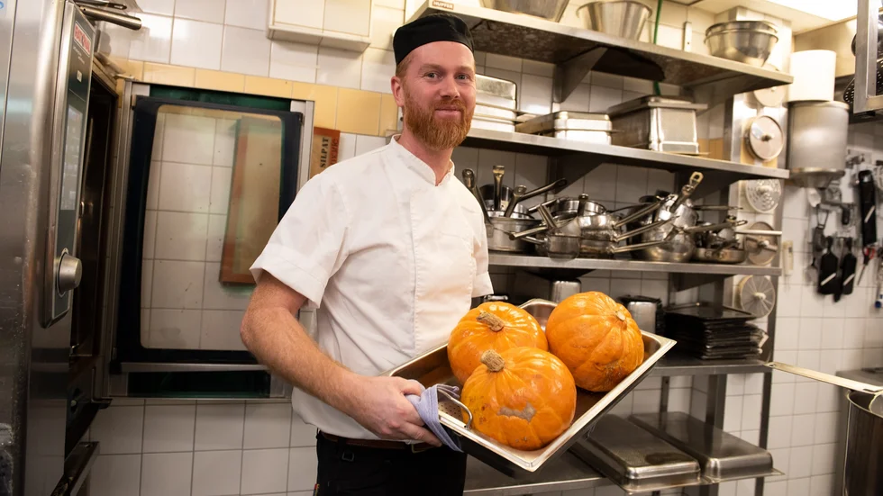 Måns Lundkvist är kökschef på Södertuna slott. I ugnen bakas pumpor från Skilleby trädgård, som ligger utanför Järna. På julbordet kommer det att finnas flera vegetariska alternativ.