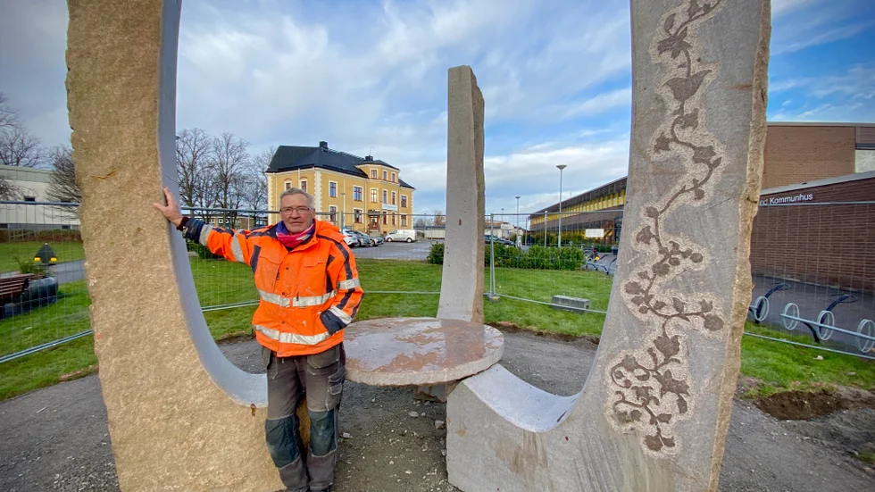 Konstnären Lolo Funck Andersson har satt upp sitt konstverk ”Kraftsamlaren” i Oxelösund.