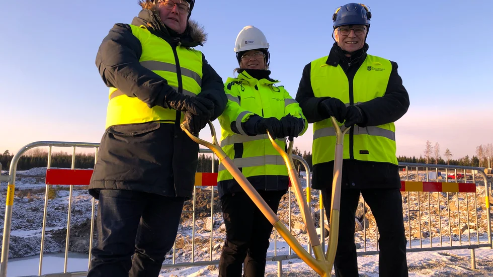 Kommunstyrelsens ordförande Peter Book (M), VA-chefen Anna Johansson och tekniska nämndens ordförande Krister Larsson (M) tar det första spadtaget till kommunens nya avloppsreningsverk. 