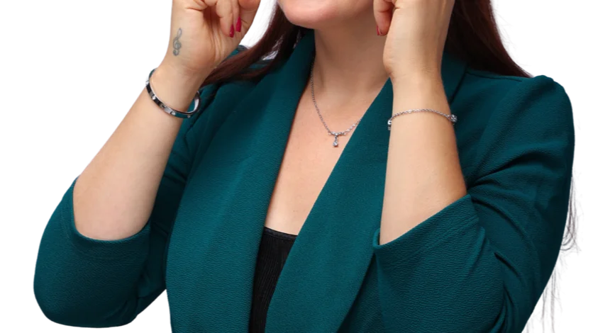 Jonnah Stark demonstrerar tapping som kan öka välbefinnandet genom att man knackar lätt med fingertopparna på kroppen. 