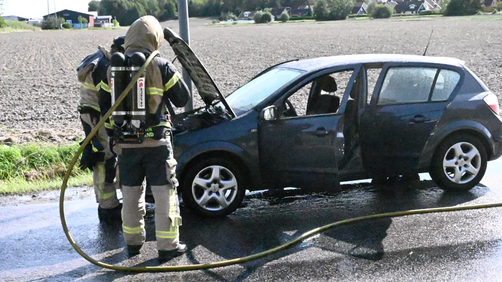 En personbil börjar brinna under färd på Åselstadsvägen på onsdagen.