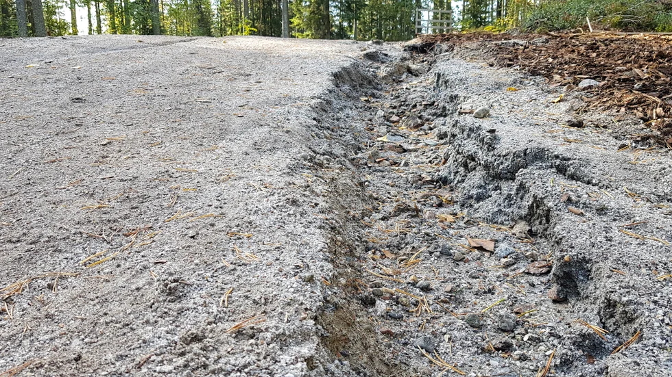 Kraftiga regn för en tid sedan gjorde att det bildades decimeterdjupa diken i den snäva kurvan som kommunen nyligen åtgärdat.