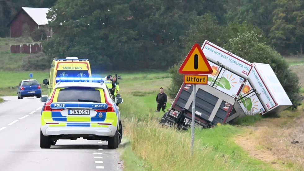 En lastbil med släp lastad med livsmedel körde i diket på länsväg 210 på tisdagen.