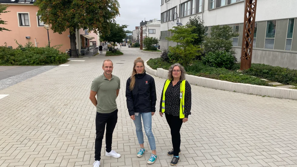 Fordonssamordnaren Mattias Holmlund, miljöstrategen Madeléne Lundén och trafikstrategen Helena Wastesson vid sträckan på Bergslagsvägen, som stängs av under en viss dag.