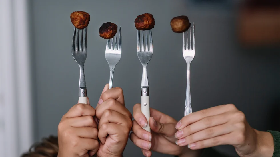 På Kilbergsskolan i Bollnäs kan serveras köttbullar och makaroner varje dag, vid sidan av den ordinarie skolmaten. "Det är lite lyxigt", säger Linda Pettersson som arbetar i skolmatsalen. Arkivbild.