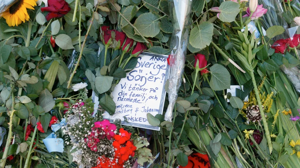 Ett berg med blommor och hälsningar utanför varuhuset NK, dagen efter mordet.  
