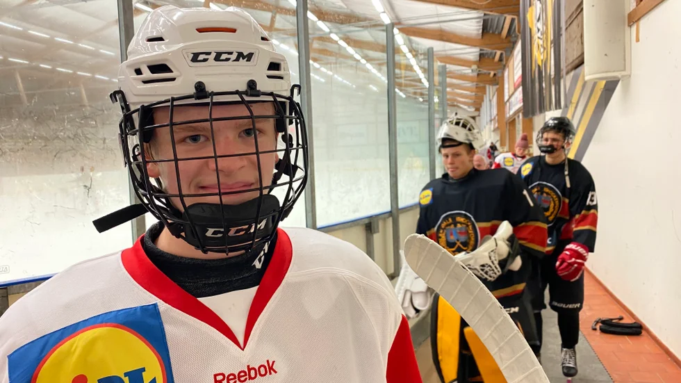 Oscar Holmertz klev fram som den store matchvinnaren när Östergötland tog sig vidare till semifinal i TV-pucken. 