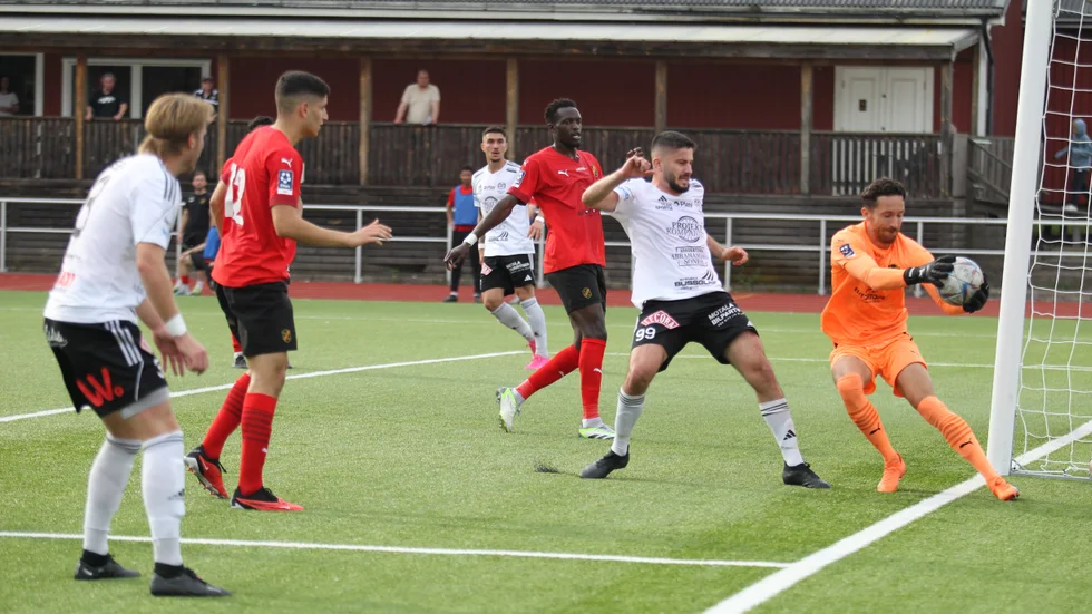 Motala AIF:s Majkel Bagir fortsätter att ha marginalerna mot sig längst där framme. Här oroar han Vasalunds målvakt Oresti Menka. Maif gjorde en bra match, men förlorade med 1-2 efter att Vasalund avgjort på stopptid.