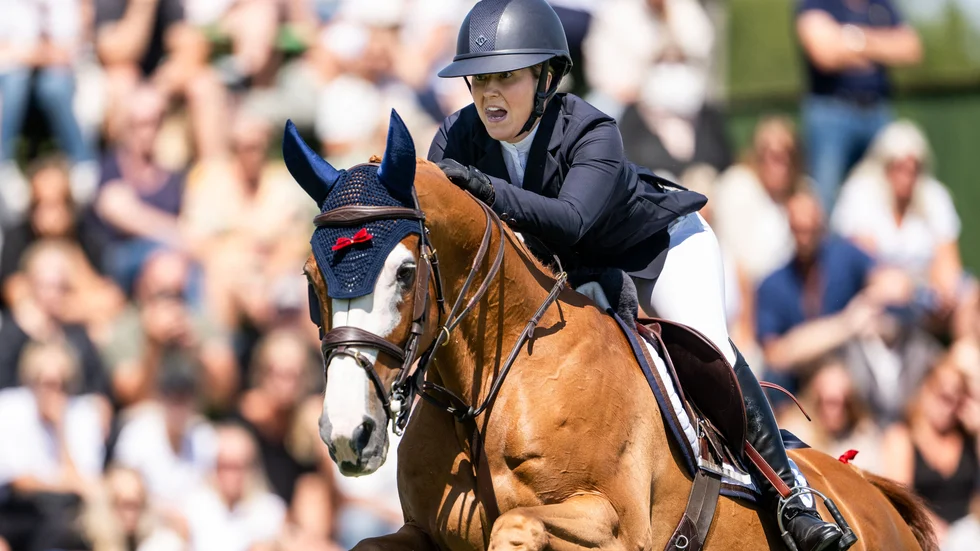 Amanda Landeblad och For Killy drog på sig fyra fel i laghoppningen i Kanada.