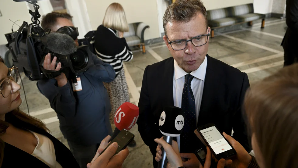 Finlands regering under ledning av statsminister Petteri Orpo (Saml) får fortsatt förtroende.