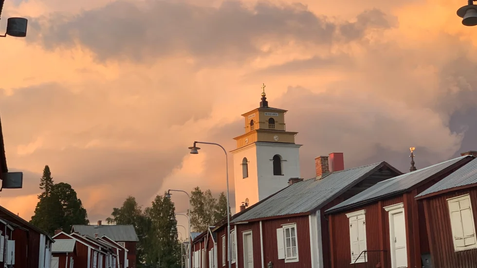 Kvällshimmel i Gammelstads kyrkstad.