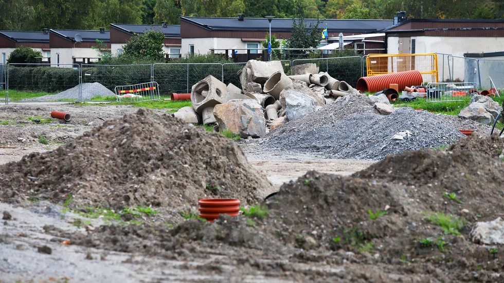 Jordhögar, gropar, gamla och nya rör om vartannat och staket runt alltihop. Men inga maskiner som arbetar. Det är läget sedan länge. Men arbetet står inte still, menar Energi och miljö.