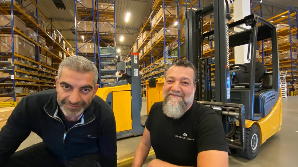 Moustafa Alnahas och Mohamad Sadek på KW Bruuns lager i Strängnäs. 