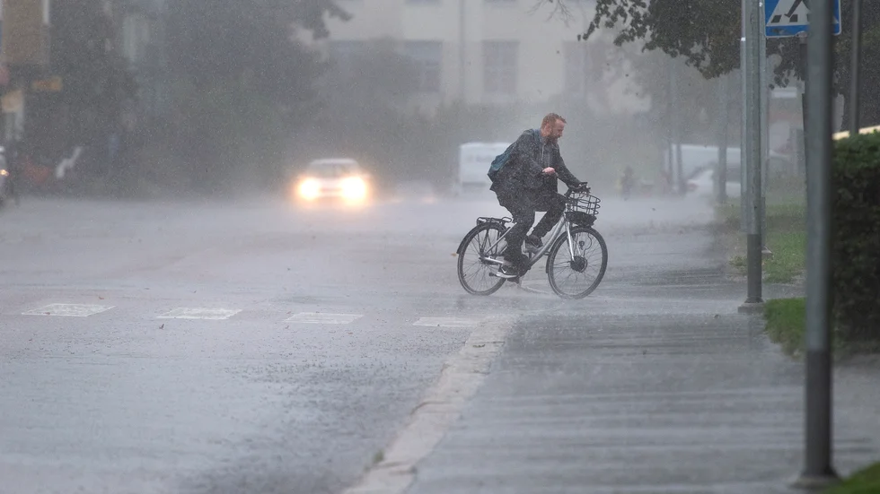 Förutom denna cyklist var det inte många som rörde sig runt Kungsgatan i Nyköping när det regnade som värst på eftermiddagen.