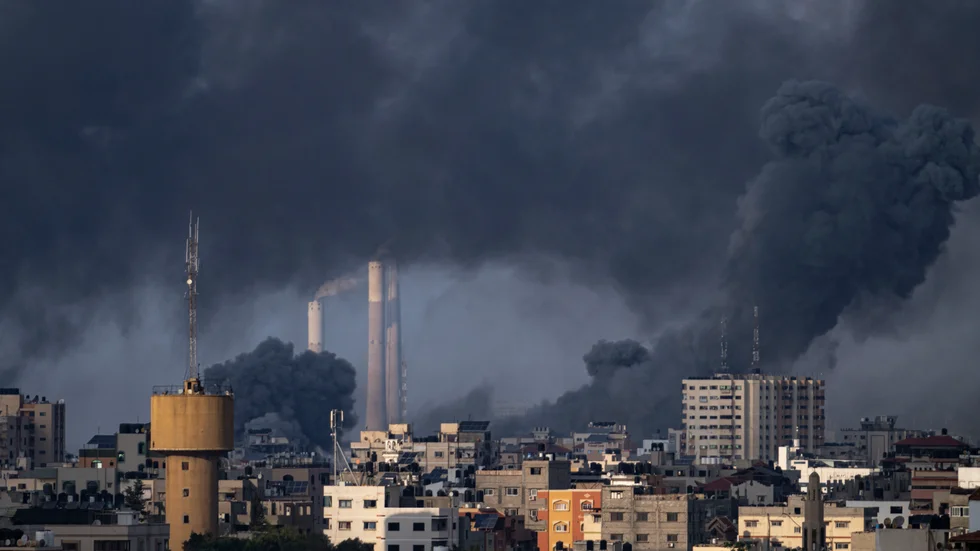 Rök stiger efter en israelisk luftattack i Gaza stad.