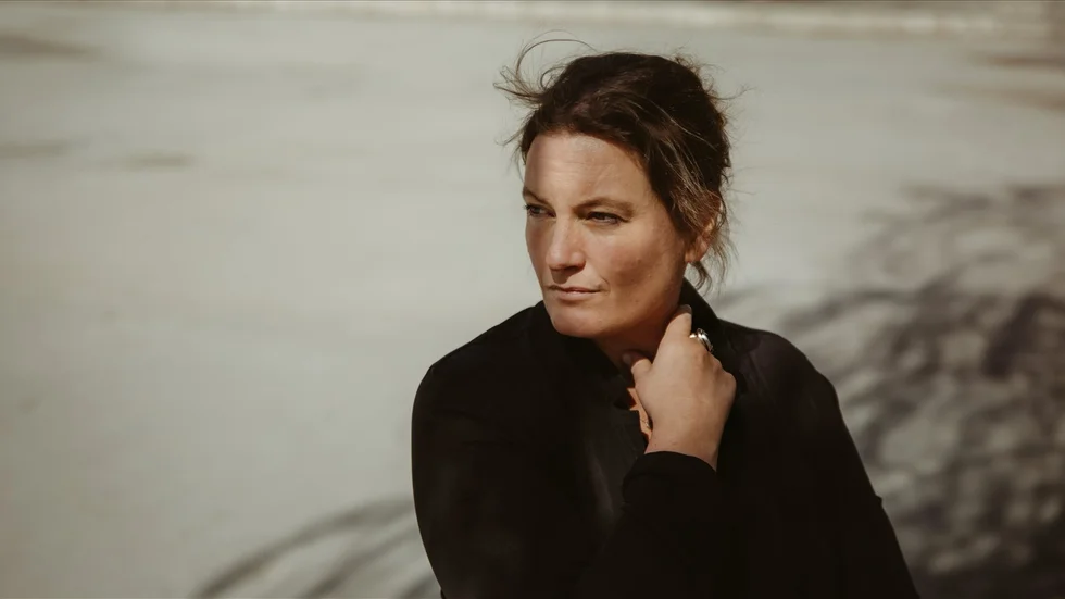 Agnes Lidbeck (född 1981) debuterade 2017 med romanen "Finna sig" som tilldelades Borås Tidnings debutantpris och blev en stor kritiker- och läsarsuccé. Senast gav hon 2021 ut "Nikes bok".