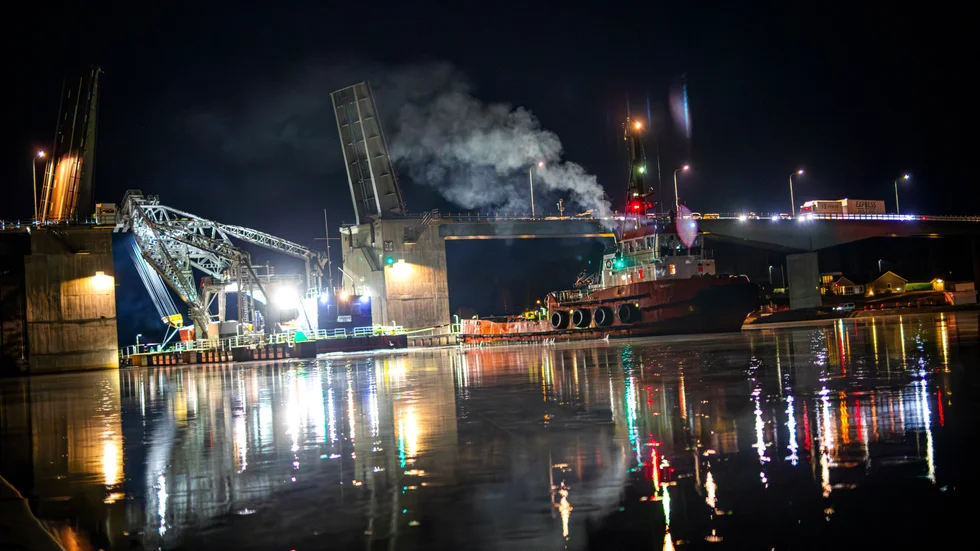 I dag finns en vägbro över Pitsund där den segelfria höjden i stängt läge är 13,5 meter. Trafikverket planerar nu för en järnvägsbro i närheten av den befintliga bron. (Arkivbild)