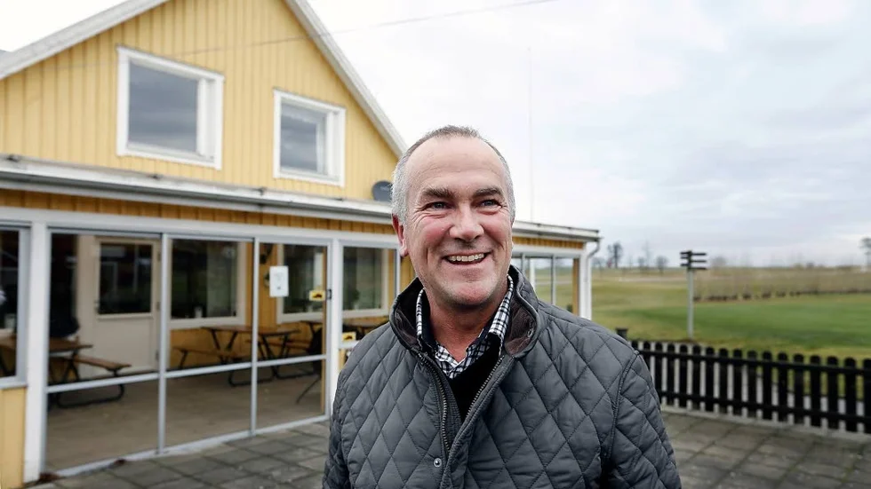 Mats Bergmar, klubbdirektör i Vadstena golfklubb, är jublande glad över pengagåvan från Vadstena Sparbank.