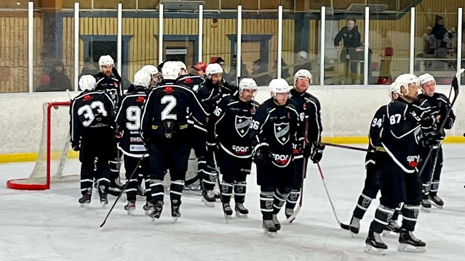 MG/Arvidsjaur inledde säsongen i hockeytrean genom att besegra Älvsbyn med 6–1 på hemmais. 