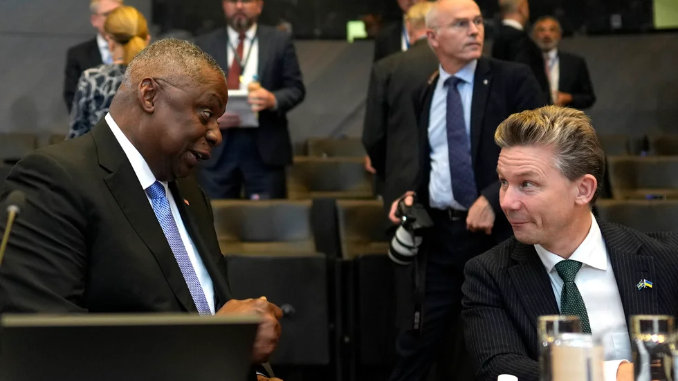 USA:s försvarsminister Lloyd Austin tillsammans med Sveriges Pål Jonson inne på torsdagens Natomöte i Bryssel.