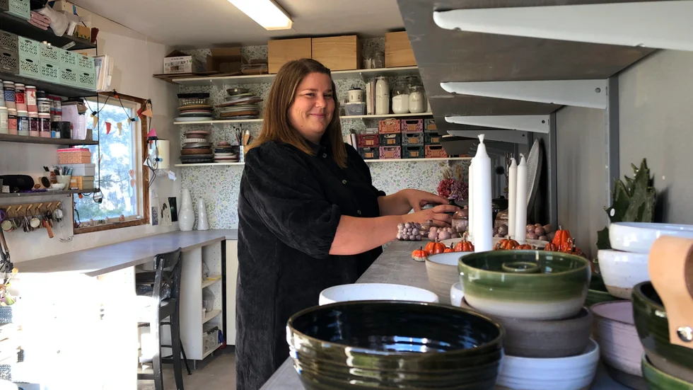 När Diana Hallberg inte arbetar som lärare spenderar hon många timmar i sin keramik-verksatd i Vappeby. På lördag hoppas hon att många besökare ska komma på besök när Fjärdhundraland håller sin första kreativa runda.  