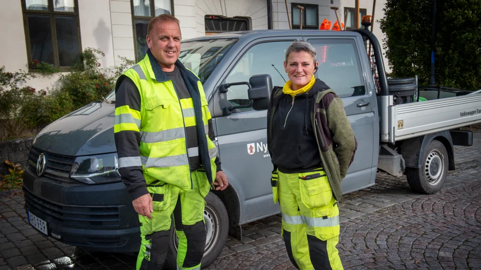 Kommunens parkarbetare Cajsa Linde och traktorföraren Christer Andersson är nu på jakt efter årets julgran till Stora torget. "Det ska bli en stor och vacker gran", säger Christer Andersson.